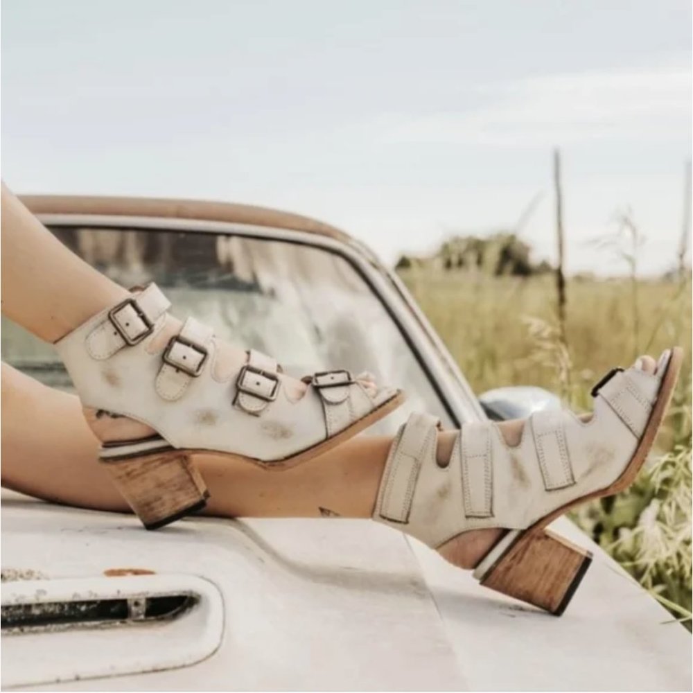 Freebird by Steven Women's Quail US7 White Distressed Leather Gladiator Sandals